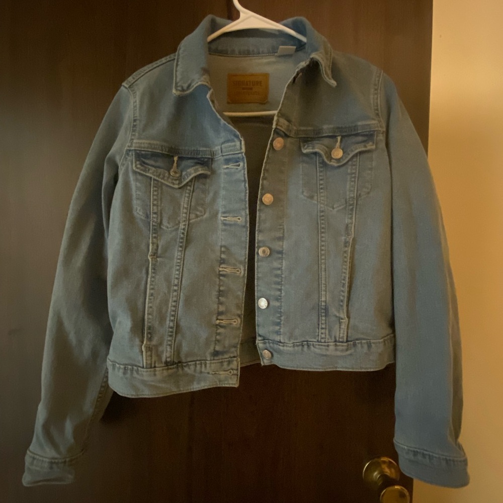Levi’s Women’s Medium Light Wash Denim Jacket